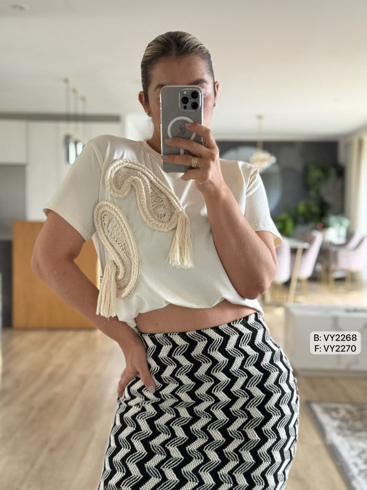 FALDA EN HILO Y CAMISETA CON APLIQUE