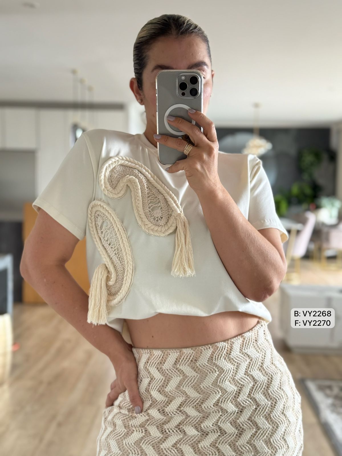 FALDA EN HILO Y CAMISETA CON APLIQUE