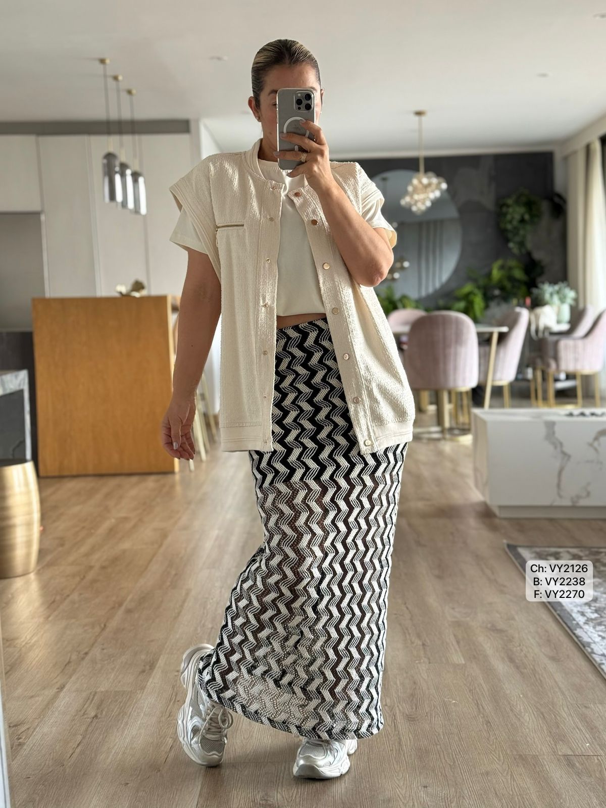 FALDA EN HILO Y CAMISETA CON APLIQUE