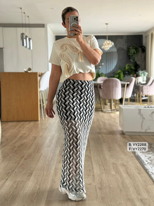 FALDA EN HILO Y CAMISETA  CON APLIQUE